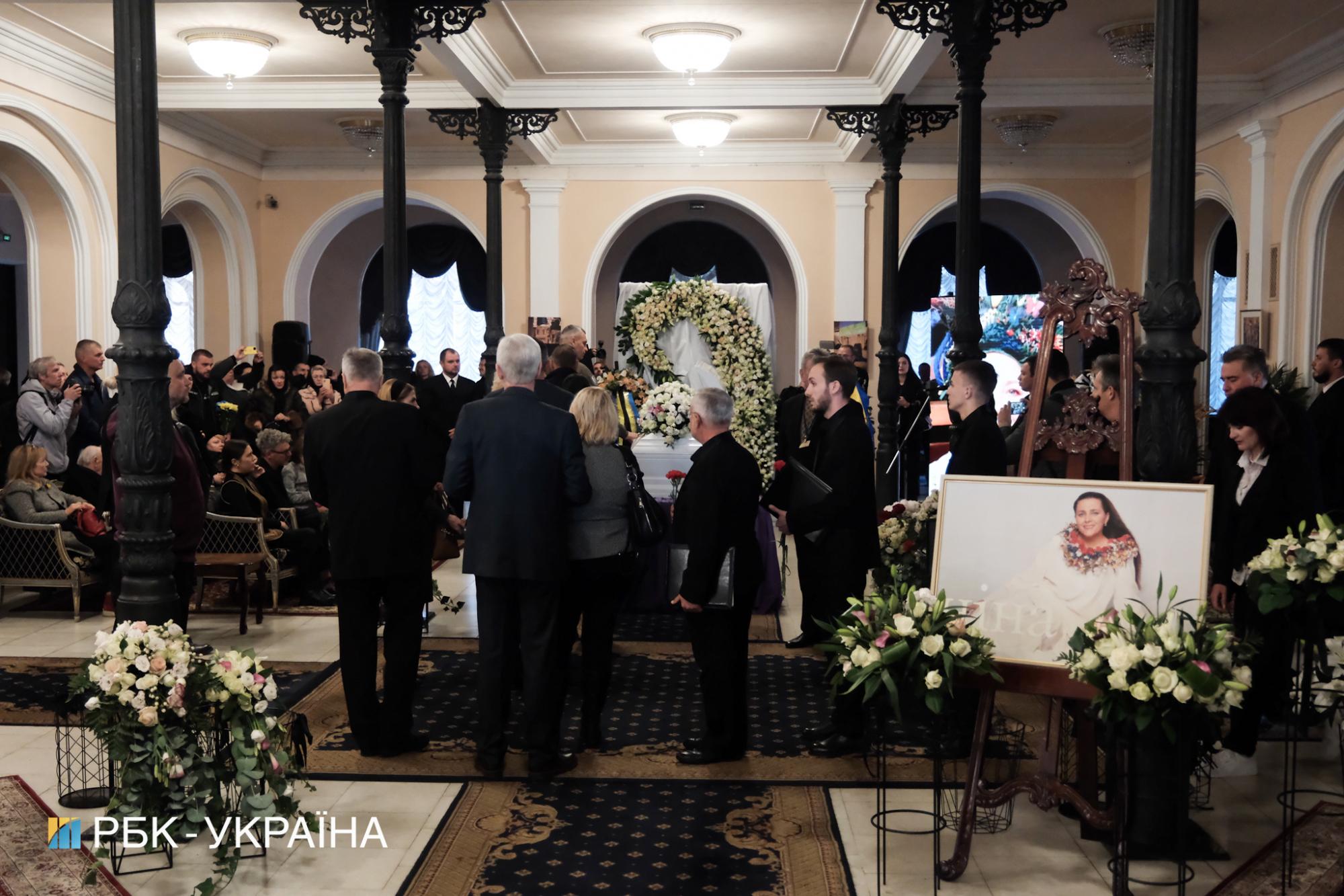 У Києві прощаються з Ніною Матвієнко: люди вишиковуються в чергу, щоб покласти квіти (фото)